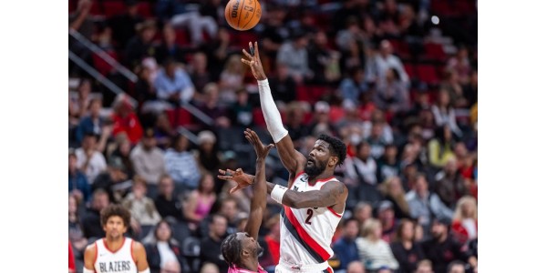 La actuación de DeAndre Ayton ante su antiguo equipo por primera vez en la nueva temporada